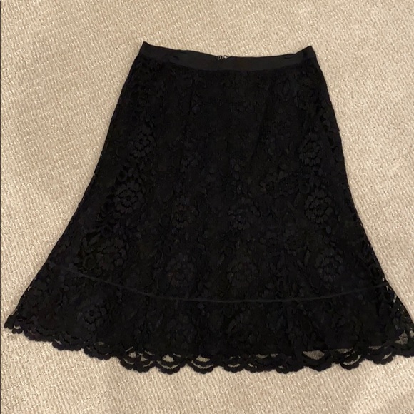 Old navy size 1 black lace skirt. Fully lined - Picture 1 of 5